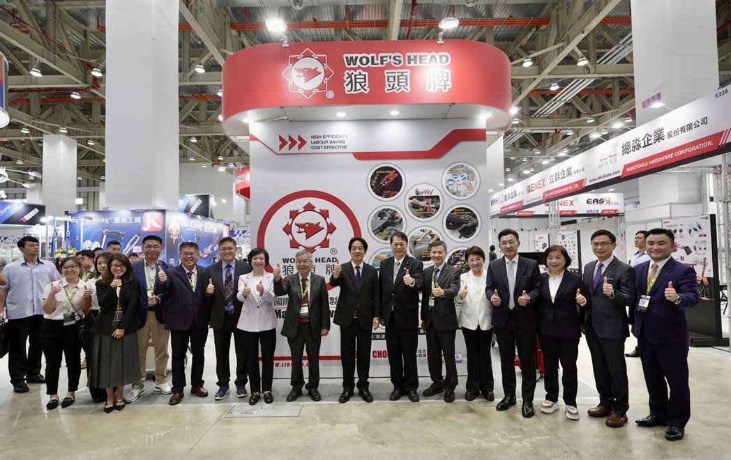 賴清德總統親臨展商攤位，聆聽展商說明並同步交流。此舉展現政府對台灣製造產業的支持與肯定，也彰顯產業推廣的重視程度，傳遞出台灣工具品牌在國際市場中的重要地位與信心。朗盛行銷／提供