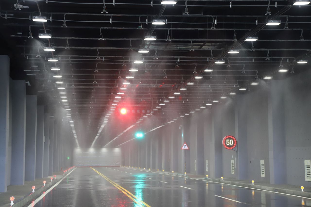 經濟部於車輛中心啟用東南亞首座具備全天候、全速域及全車種驗證能力的「智慧車電自駕車場域」，未來可提供各式載具在超大豪雨、濃霧、隧道或高架橋等情境下，執行最高時速達110公里之自動駕駛驗證測試。不僅展現國家推動智慧載具產業的決心，也標誌台灣智慧載具的發展邁向新里程碑。車輛中心／提供