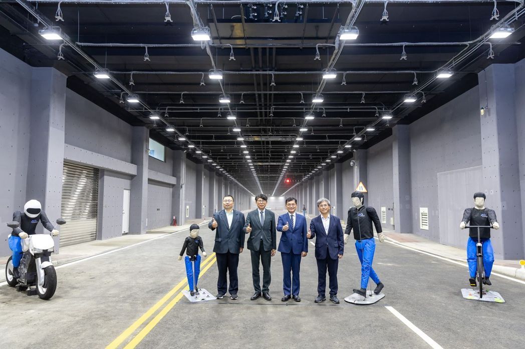 「智慧車電自駕車場域」的啟用，輔以車輛中心既有的國際級研測能量，為國內廠商提供接軌國際的測試平台，協助零組件與智慧駕駛系統在封閉且可控的環境中完成驗證。經濟部產業技術司簡任技正鄒宗勳（左起）、車輛中心董事長王正健、經濟部政務次長何晉滄、車輛中心總經理廖學隆。車輛中心／提供