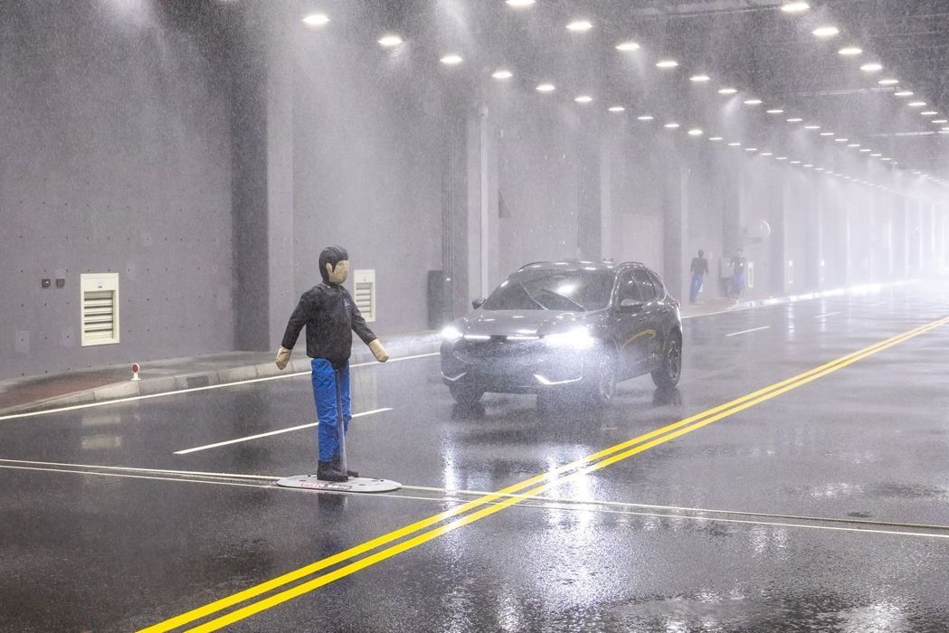 「天候環境隧道測試區」的降雨設備，每小時降雨量可達到100毫米以上，實現中央氣象局所訂定超大豪雨等級。車輛中心／提供