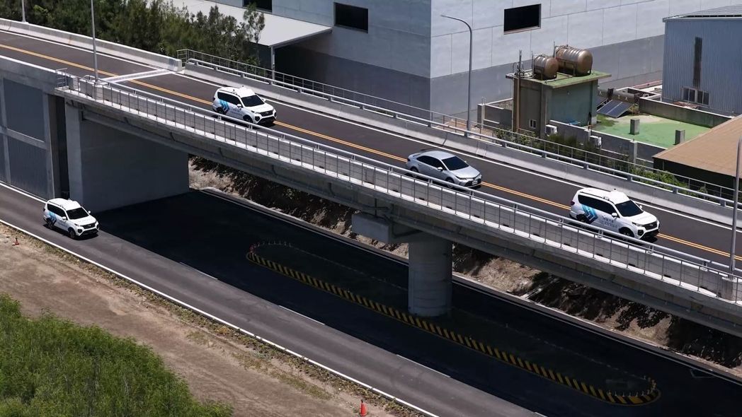 「自駕車高架道路測試區」可重現匝道匯入、上下坡與橋下遮蔽等道路情境，讓智慧車輛在不同環境下進行感知、定位與決策控制的整合測試。車輛中心／提供