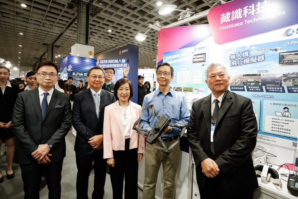 亮點成果：由藏識科技與工研院共同開發的「智慧消防無人機智慧偵查服務系統」，結合GIS地理資訊與AI驅動影像分析，打造可多機協同的空中偵查平台。主辦方/提供