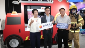 经济部产发署李纯孝组长（左二）参观「5G智慧消防救援辅助系统」，与台湾大哥大企业服务朱晓幸商务长（左一）及高市府消防局特种搜救大队苏裕铭大队长（左三）共同合影。 产发署/提供