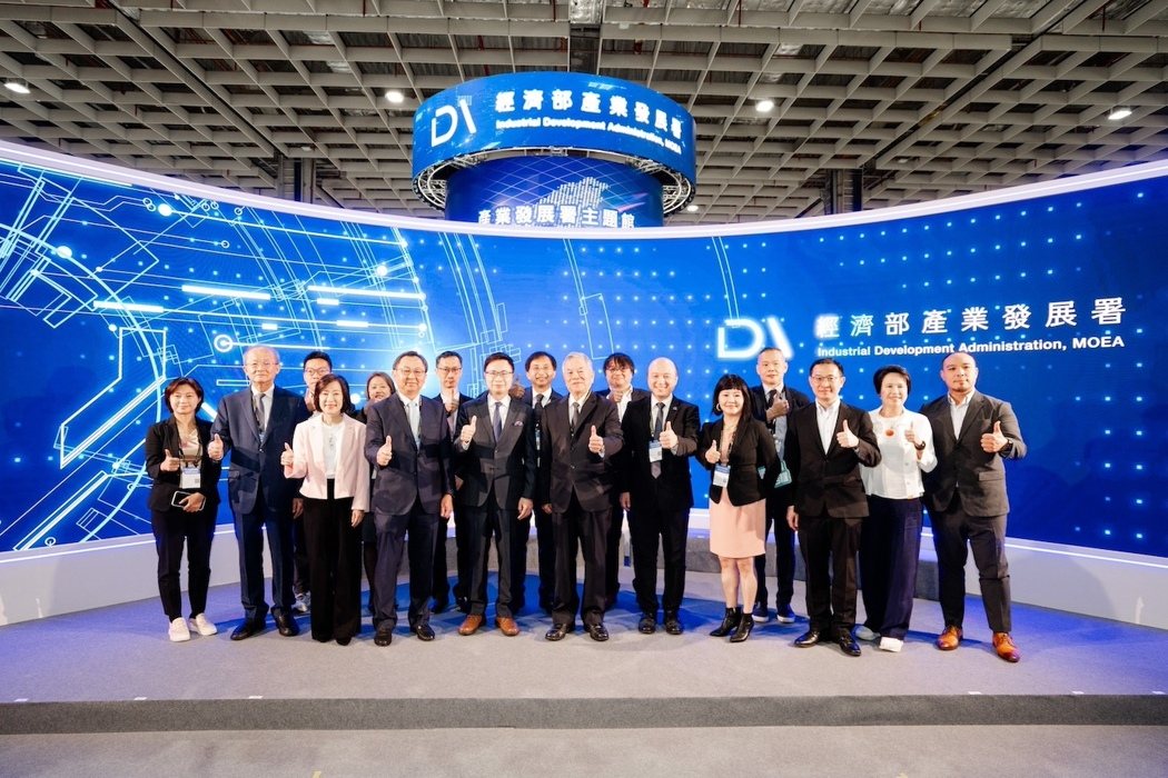 Presidential Advisor Shen Jong-chin (center), Deputy Minister of Economic Affairs Chiang Wen-jo (third from left), TAITRA Chairman James C. F. Huang (fifth from left), and TEEMA Vice Chairman Shen Shang-hung (fourth from left) visit the MOEA Industrial Development Bureau Theme Pavilion. Organizer / Provided