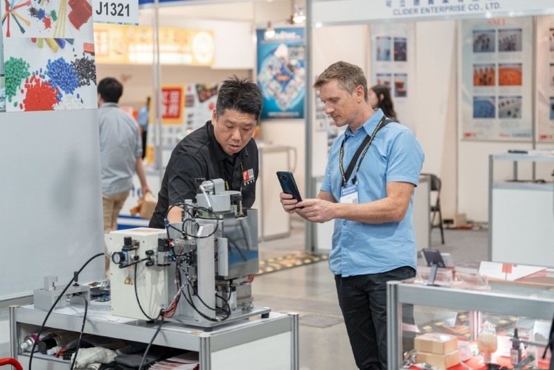 電子產業科技展（TAITRONICS）與人工智慧暨物聯網展（AIoT Taiwan）展期間，國內外買主熱絡洽談，現場實際體驗最新電子與AI應用技術。 貿協／提供