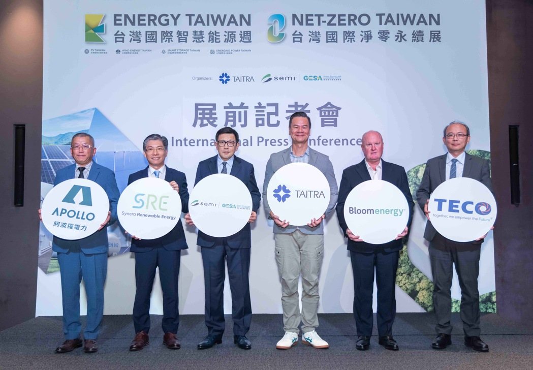 2025能源周展前記者會貴賓合影。左起阿波羅電力董事長王惠民、風睿能源董事長林雍堯、SEMI國際半導體產業協會全球行銷長暨台灣區總裁曹世綸、貿協展覽處處長鄧之誠、Bloom Energy博隆亞太區副總裁Adam Bacon、東元集團副總經理陳恆偉。(貿協提供)