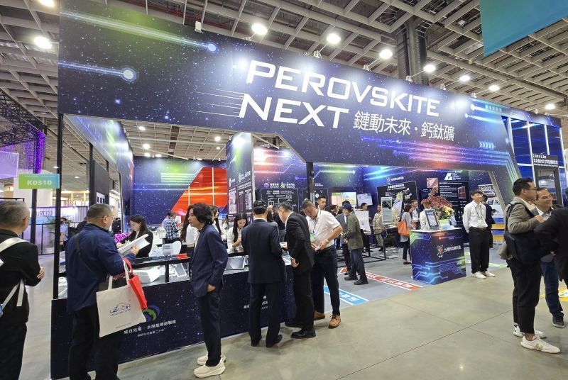 集結10多家廠商的鈣鈦礦太陽能主題展位，展現鈣鈦礦太陽能產業鏈成形、落地應用成果。 徐妤青／攝影