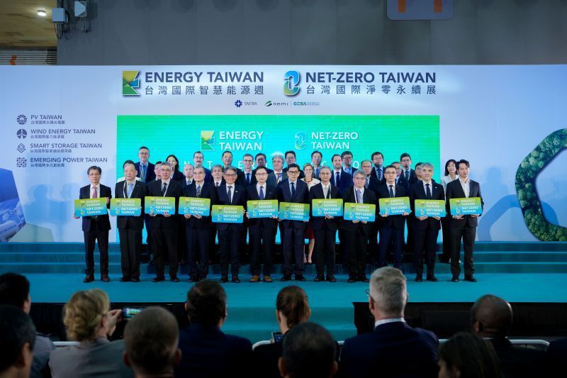 台灣國際智慧能源週與台灣國際淨零永續展登場，外貿協會董事長黃志芳、GESA綠能暨永續發展聯盟共同主席暨友達能源事業群總經理林恬宇、經濟部常務次長賴建信、SEMI全球行銷長暨台灣區總裁曹世綸等產官領袖，共同揭開展會序幕。貿協／提供