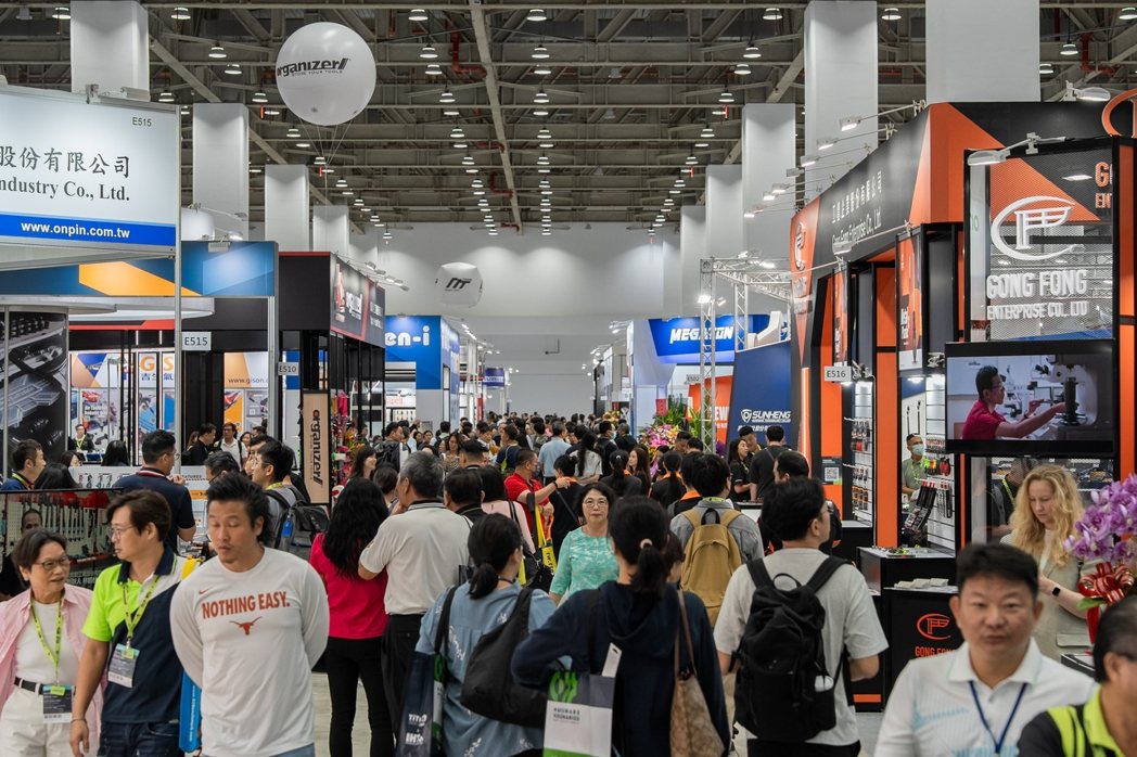 TiTE x IHT(台灣國際五金工具博覽會 x 五金工業展)於2025年10月21-23日舉行,三天共吸引2.2萬名參觀人次,充分展現台灣五金工具在全球供應鏈上的重要地位與成績。朗盛行銷/提供 TiTE x IHT(台灣國際五金工具博覽會 x 五金工業展)於2025年10月21-23日舉行,三天共吸引2.2萬名參觀人次,充分展現台灣五金工具在全球供應鏈上的重要地位與成績。朗盛行銷/提供