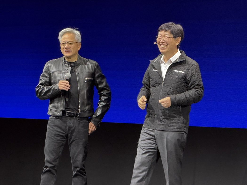 輝達執行長黃仁勳(左)與鴻海董事長劉揚偉。記者蕭君暉/攝影 輝達執行長黃仁勳(左)與鴻海董事長劉揚偉。記者蕭君暉/攝影