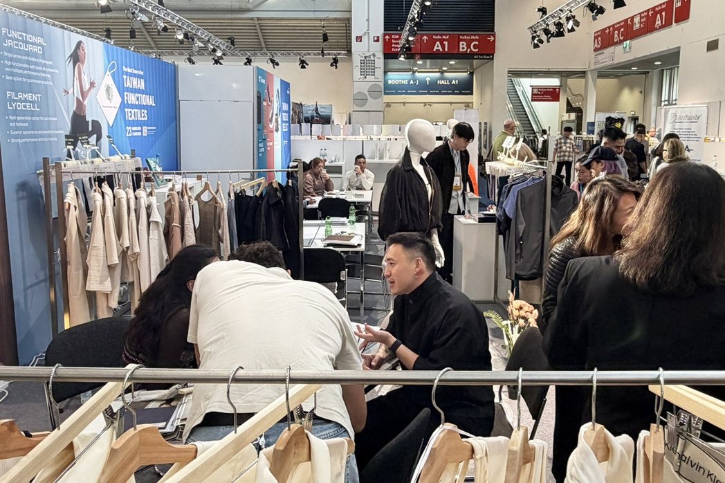 台湾功能性永续纺织品吸引环保专家、纺织品供应商与国际品牌业者参观。纺拓会/提供