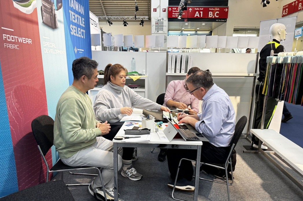 業者與品牌採購代表商洽，展出的低碳永續功能性紡織品。紡拓會/提供