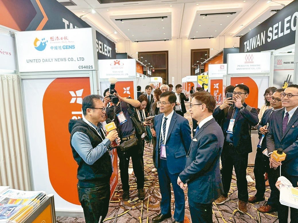 Chou Tsu-cheng (left), Vice President of the Economic Daily News, briefs Deputy Minister of Economic Affairs Ho Chin-tsang and TAITRA Chairman Chih-Fang Huang on Taiwanese exhibitors and conveys industry feedback for policy recommendations.
Photo by Tai Chih-lan. Chou Tsu-cheng (left), Vice President of the Economic Daily News, briefs Deputy Minister of Economic Affairs Ho Chin-tsang and TAITRA Chairman Chih-Fang Huang on Taiwanese exhibitors and conveys industry feedback for policy recommendations.
Photo by Tai Chih-lan.