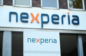 荷蘭安世半導體（Nexperia）風波所引發的晶片供應干擾，正開始衝擊汽車製造商的生產。路透