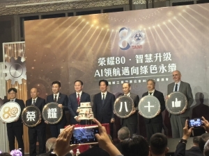 图说:庆祝台湾机械工业同业公会成立80周年，公会理事长庄大立(左四)携赖清德总统(右四)及嘉宾，左起: 国发会叶俊显主委，柯拔希前理事顾问，立法院江启臣副院长，右一:AIT谷立言处长，右二: 经济部龚明鑫部长，右三：胡永进监事召集人等切蛋糕。(刘秀娟/摄影)