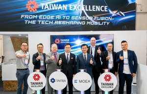 SEMA台湾精品馆于展览首日举行启动仪式，贸协黄志芳(左四起)、经济部次长何晋沧与内华达州经济厅、拉斯维加斯商会、台湾精品企业等合影。 贸协／提供