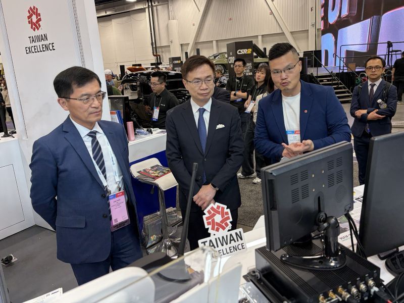 經濟部次長何晉滄(左起)、貿協董事長黃志芳經慧友電子導覽,了解我國先進輔助駕駛應用。 貿協/提供 經濟部次長何晉滄(左起)、貿協董事長黃志芳經慧友電子導覽,了解我國先進輔助駕駛應用。 貿協/提供