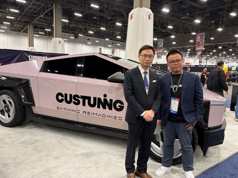 貿協董事長黃志芳(左)參觀SEMA未來科技展區,與我國知名Tesla改裝商Custuning交流,了解汽車售後改裝市場的蓬勃需求。 貿協/提供 貿協董事長黃志芳(左)參觀SEMA未來科技展區,與我國知名Tesla改裝商Custuning交流,了解汽車售後改裝市場的蓬勃需求。 貿協/提供