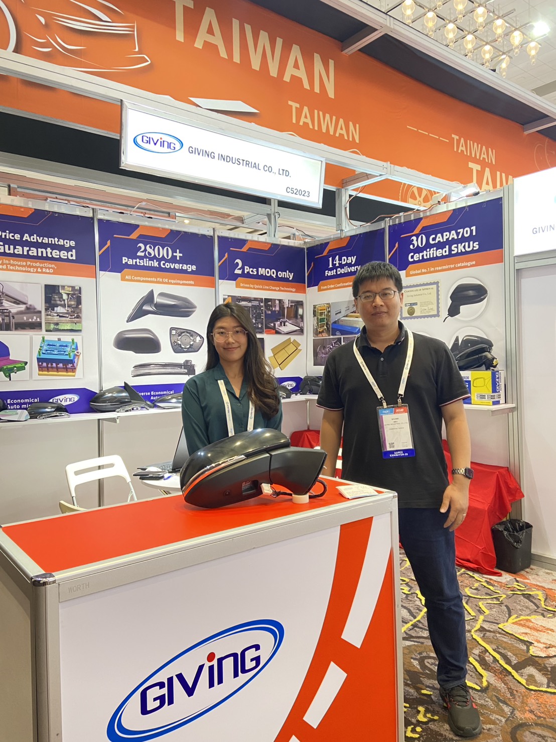 Marketing Manager Hsu Shu-wei (right) and Sales Specialist Tsai Ping-yen of Giving Industrial showcase the company’s rearview mirrors. (Photo by Dennis Hsiao) Marketing Manager Hsu Shu-wei (right) and Sales Specialist Tsai Ping-yen of Giving Industrial showcase the company’s rearview mirrors. (Photo by Dennis Hsiao)