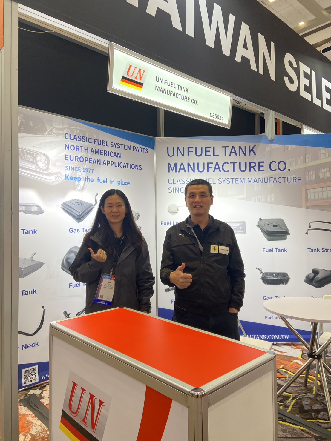 UN FUEL TANK (LC Fuel Tank)Chairman Chan Yu-Peng (right) leads the company's delegation at AAPEX.