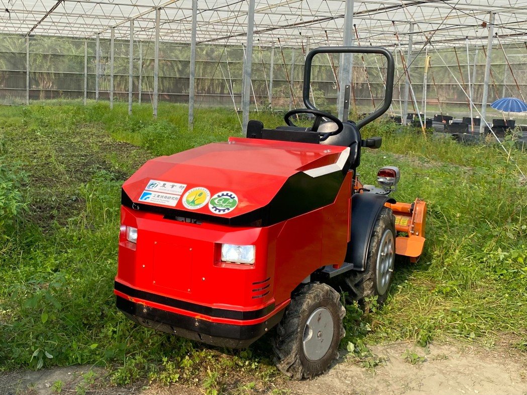 工研院研發團隊開發小型電動式曳引機。農業部／提供