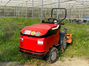 工研院研发团队开发小型电动式曳引机。农业部／提供