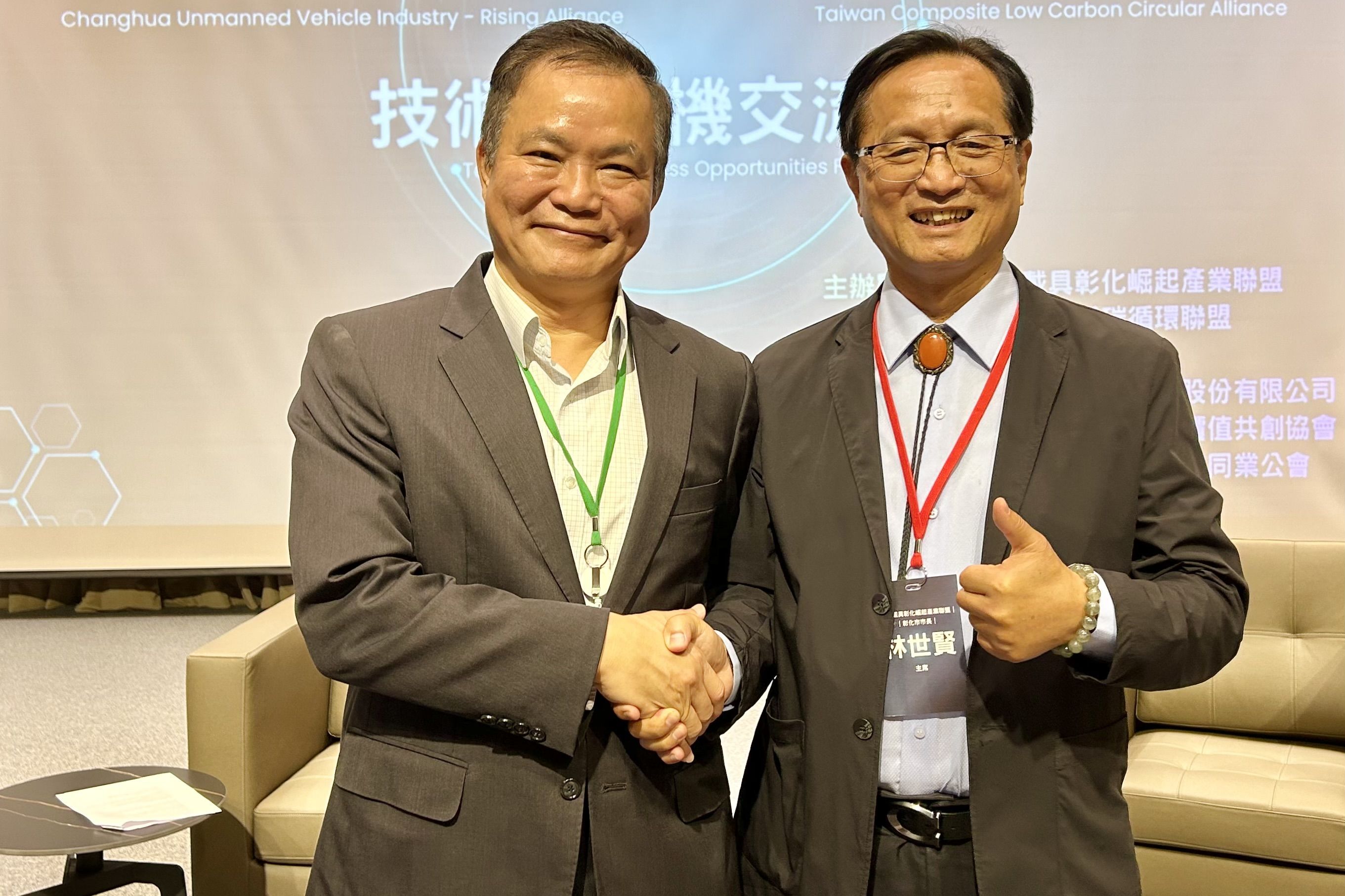 台灣複材低碳循環聯盟主席、上緯投控董事長蔡朝陽（左），與無人載具彰化崛起產業聯盟主席、彰化市長林世賢（右）宣布結盟。記者宋健生／攝影