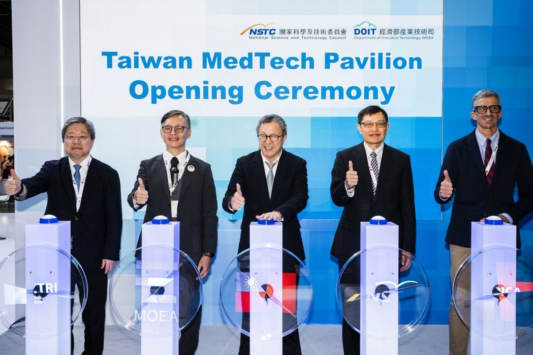 在经济部与国科会共同支持下，2025 MEDICA Taiwan MedTech Pavilion 18日于德国隆重登场，盼彰显台湾智慧医疗的整体量能，助攻台厂提升全球竞争力。右起为佛莱堡大学医学院院长Prof. Wenz、国科会处长林德生、驻欧盟代表大使谢志伟、经济部产业技术司简任技正戴建丞，及工研院生医所所长庄曜宇。工研院提供。