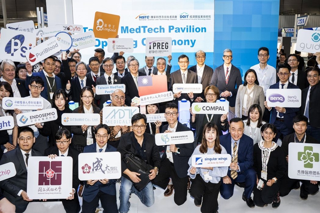 Supported by the Ministry of Economic Affairs and the National Science and Technology Council, ITRI led nearly 50 Taiwanese smart‐healthcare and med-tech firms to MEDICA 2025 in Germany and signed a cooperation agreement with Belgium’s IMEC to establish a Taiwan-Europe smart-healthcare & chip tech collaboration mechanism. (Photo / ITRI)