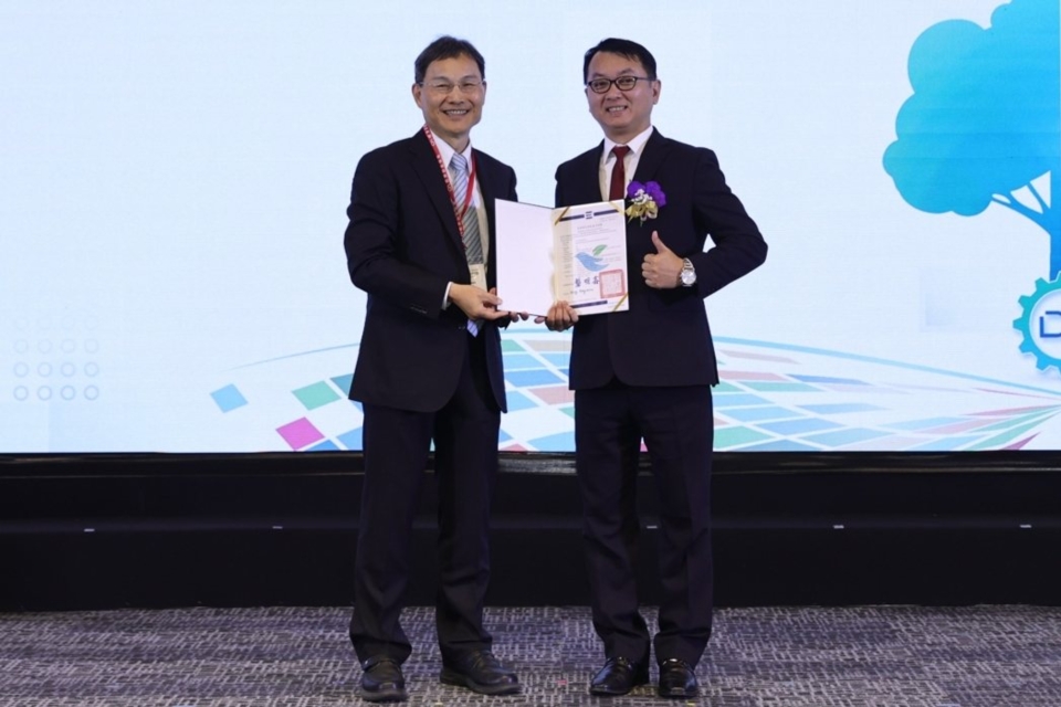 CSC's“IF Automotive Steel RC30”received the MOEA Green Product Certification, with Director Wang Jun-yu (right) accepting the award from IDA's Wu Zhen-hua (left). (Photo courtesy of MOEA)