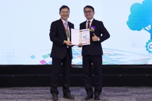 CSC`s“IF Automotive Steel RC30”received the MOEA Green Product Certification, with Director Wang Jun-yu (right) accepting the award from IDA`s Wu Zhen-hua (left). (Photo courtesy of MOEA)