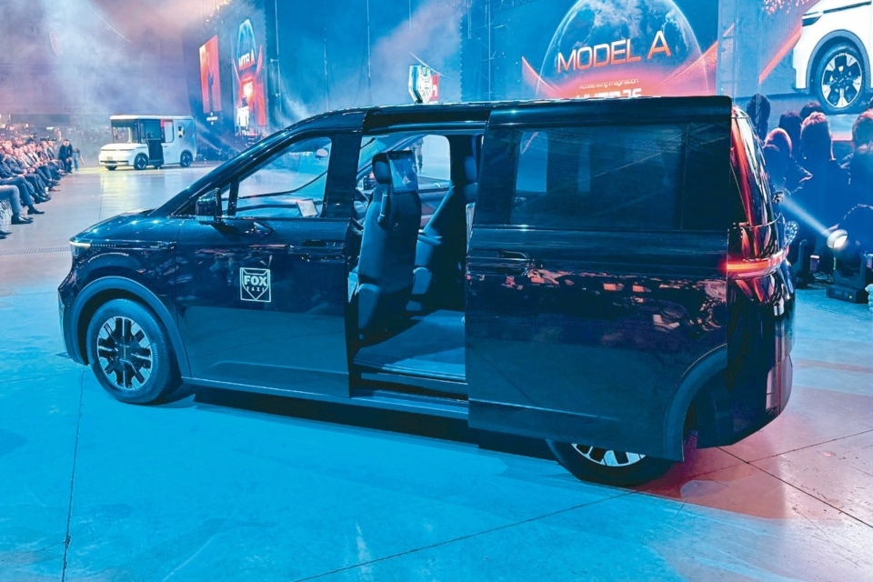 Japan's well-known taxi operator MK Holdings plans to introduce Foxconn-manufactured electric vehicles in 2027. The model under discussion is Foxconn's newly unveiled Model A EV, showcased at last week's Foxconn Tech Day (pictured). (United Daily News file photo)