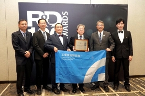 左起为工研院生医所副组长蔡佩宜、工研院智机中心组长王仁杰、奇妙水循环材料公司董事长郑品聪、工研院生医所所长庄曜宇、工研院生医所策略长王大维、工研院材化所经理汤伟钲。 工研院/提供