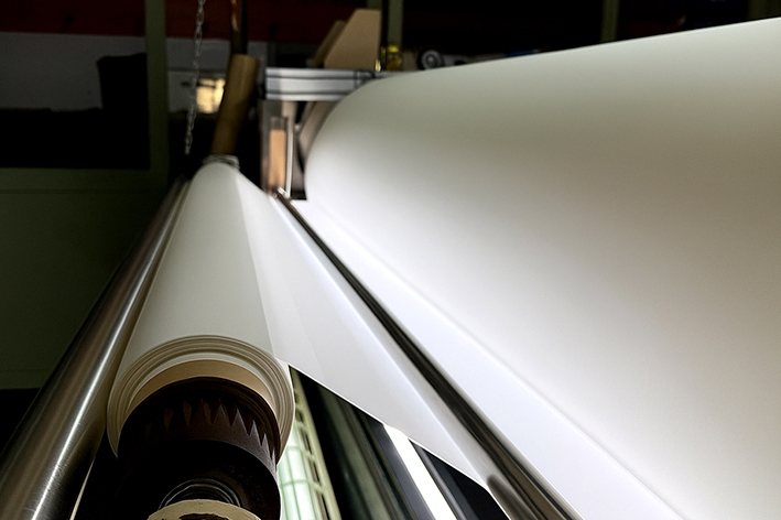 工研院攜手興采實業集團共同開發出「回收纖物再製低碳循環防水透濕膜（Circu-Texfilm）」，可輕鬆將複合廢棄紡織品，轉化成有「防水、透濕」效果的聚氨酯薄膜，可製作出不同規格的防水透濕布料，並可廣泛應用在機能服、鞋類、軍用裝備等。 工研院/提供