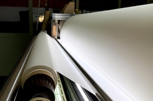 工研院攜手興采實業集團共同開發出「回收纖物再製低碳循環防水透濕膜(Circu-Texfilm)」,可輕鬆將複合廢棄紡織品,轉化成有「防水、透濕」效果的聚氨酯薄膜,可製作出不同規格的防水透濕布料,並可廣泛應用在機能服、鞋類、軍用裝備等。 工研院/提供 工研院攜手興采實業集團共同開發出「回收纖物再製低碳循環防水透濕膜(Circu-Texfilm)」,可輕鬆將複合廢棄紡織品,轉化成有「防水、透濕」效果的聚氨酯薄膜,可製作出不同規格的防水透濕布料,並可廣泛應用在機能服、鞋類、軍用裝備等。 工研院/提供