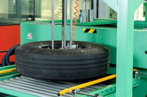 工研院開發出「AI優化高活性廢輪胎水刀清胎製程技術(AI-WaJe™)」,整合AI智慧控制與高速水刀系統,最快360秒內完成一條大型輪胎的清除作業,大幅縮短處理時間,並可對應不同輪胎規格,回收的高活性膠粉還可再利用,已由衍生新創公司奇妙水循環材料公司投入營運。 工研院/提供 工研院開發出「AI優化高活性廢輪胎水刀清胎製程技術(AI-WaJe™)」,整合AI智慧控制與高速水刀系統,最快360秒內完成一條大型輪胎的清除作業,大幅縮短處理時間,並可對應不同輪胎規格,回收的高活性膠粉還可再利用,已由衍生新創公司奇妙水循環材料公司投入營運。 工研院/提供