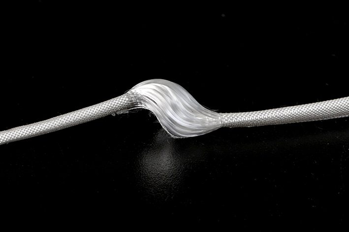 工研院攜手新光合成纖維、合碩生技及紡織所跨域開發出「仿生韌帶支架」，以仿生結構與高分子材料打造出兼具固定強度與提升修復的醫材，幫助斷裂的韌帶更快癒合、穩定恢復，對於長者因創傷而韌帶受損或斷裂，都能藉此快速恢復自在行動力。 工研院/提供