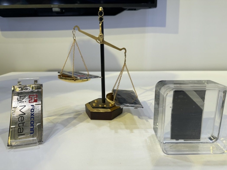 鸿海科技日展出锂金属电池，取代石墨负极材料，除提高能量密度，电池厚度可以降2成，并提高电力。王郁伦／摄影