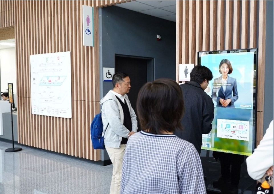 「台中工具機暨智慧製造展」在TICEC登場，首度啟用「AI智慧導覽機」。圖／外貿協會提供