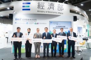 「2025台湾医疗科技展--经济部产业技术司专馆」于南港展览一馆举办开幕仪式。高雄长庚医院主任许智维（左起）、金属中心董事长刘嘉茹、经济部产业技术司简任技正戴建丞、经济部产业技术司司长郭肇中、工研院生医所所长庄曜宇、生技中心执行长李财坤、台朔重工副总经理黄于峰。 金属中心／提供