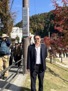 虹彩光電攜手日本電力公司，以全彩電子紙打造電線桿智慧顯示應用，圖為虹彩光電董事長廖奇璋現身展示場域。業者／提供