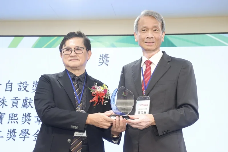 中華民國核能學會上午舉行會員大會,理事長葉宗洸(右)頒發「特殊貢獻獎」給予和碩科技董事長童子賢(左),以表揚他在許多場合對核能民生應用做的努力。記者葉信菉/攝影 中華民國核能學會上午舉行會員大會,理事長葉宗洸(右)頒發「特殊貢獻獎」給予和碩科技董事長童子賢(左),以表揚他在許多場合對核能民生應用做的努力。記者葉信菉/攝影