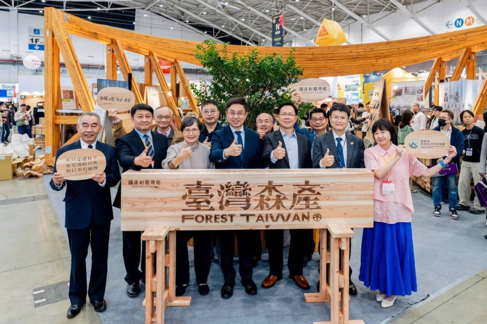 國產材臺灣館「森產」開幕記者會與會貴賓大合照，展現臺灣木竹材在永續建築中的創新應用潛力。農業部林業及自然保育署/提供