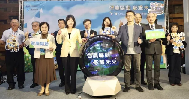 經濟部產業技術司「科技農工成果展」在彰化福興穀倉登場，展出34項智慧農工科技。前排左起為農業部農業科技司長李紅曦、立法委員謝衣鳯、經濟部產業技術司長郭肇中、工研院協理李宗銘。記者宋健生／攝影