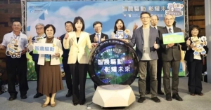 經濟部產業技術司「科技農工成果展」在彰化福興穀倉登場，展出34項智慧農工科技。前排左起為農業部農業科技司長李紅曦、立法委員謝衣鳯、經濟部產業技術司長郭肇中、工研院協理李宗銘。記者宋健生／攝影