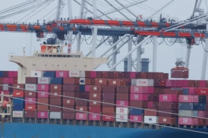 货柜海运欧洲线春节前罕见涨价，涨幅上看两成。路透