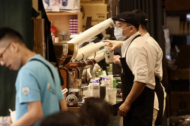 民眾信心續探底，對景氣與投資態度轉趨保守。 聯合報系資料照