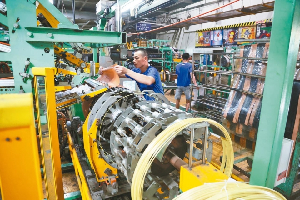 在AI、高效能运算与云端服务需求强劲带动下，台湾制造业景气持续呈现明显的「AI强、传产弱」双轨走势。记者黄仲裕／摄影