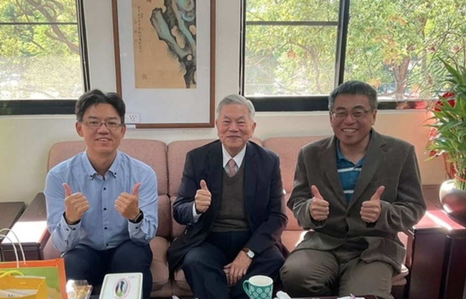 中正大學企管系主任黃正魁（右）力邀前行政院副院長、凱基金控副董事長沈榮津資政（中），於中正大學企管系「超級CEO 趨勢論壇」進行專題演講。中正大學企管系／提供