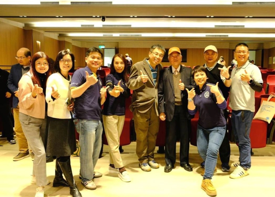 總統府資政、凱基金控副董事長沈榮津（左六）在精彩演講後，與中正大學企管系主任黃正魁（左五），以及中正企管系友、中正校友、業界先進合影。中正大學企管系／提供